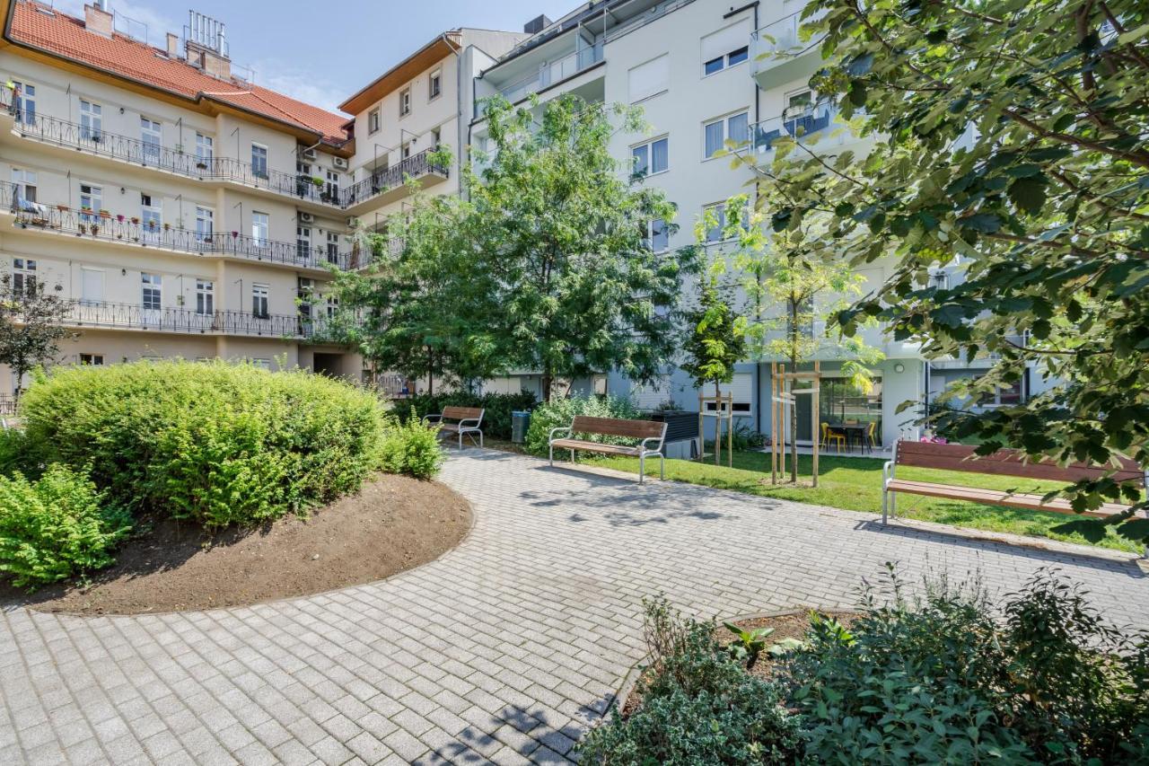 Bpr Galactic Empire Home With Balcony Budapešť Exteriér fotografie